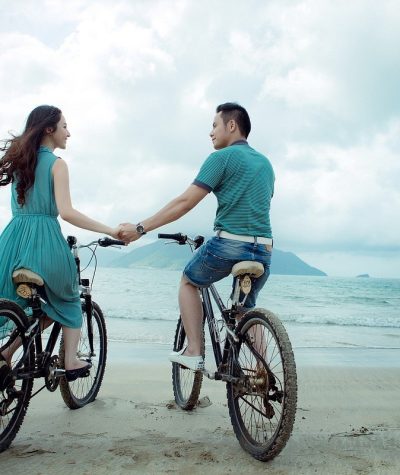 couple, beach, bicycles-955926.jpg